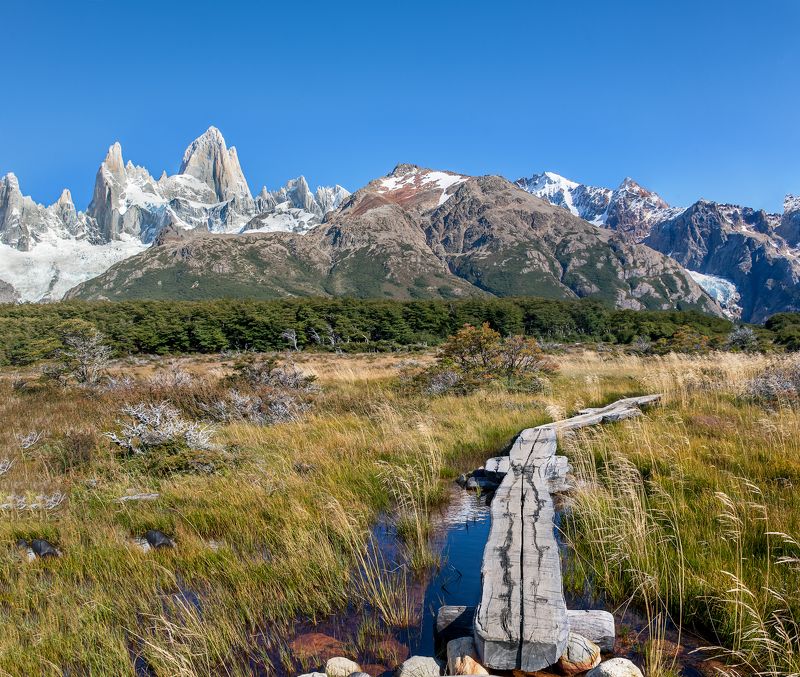 Вид на Фитц Рой перед кемпингом Пойценот фото превью