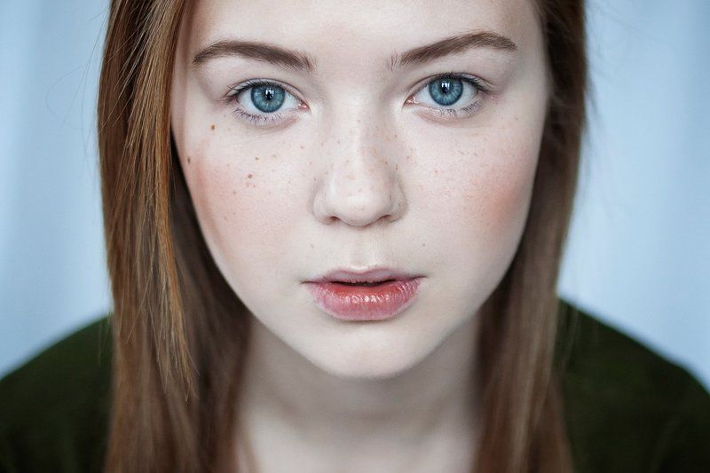 портрет, девушка, глаза, рыжая Голубые глаза фото превью