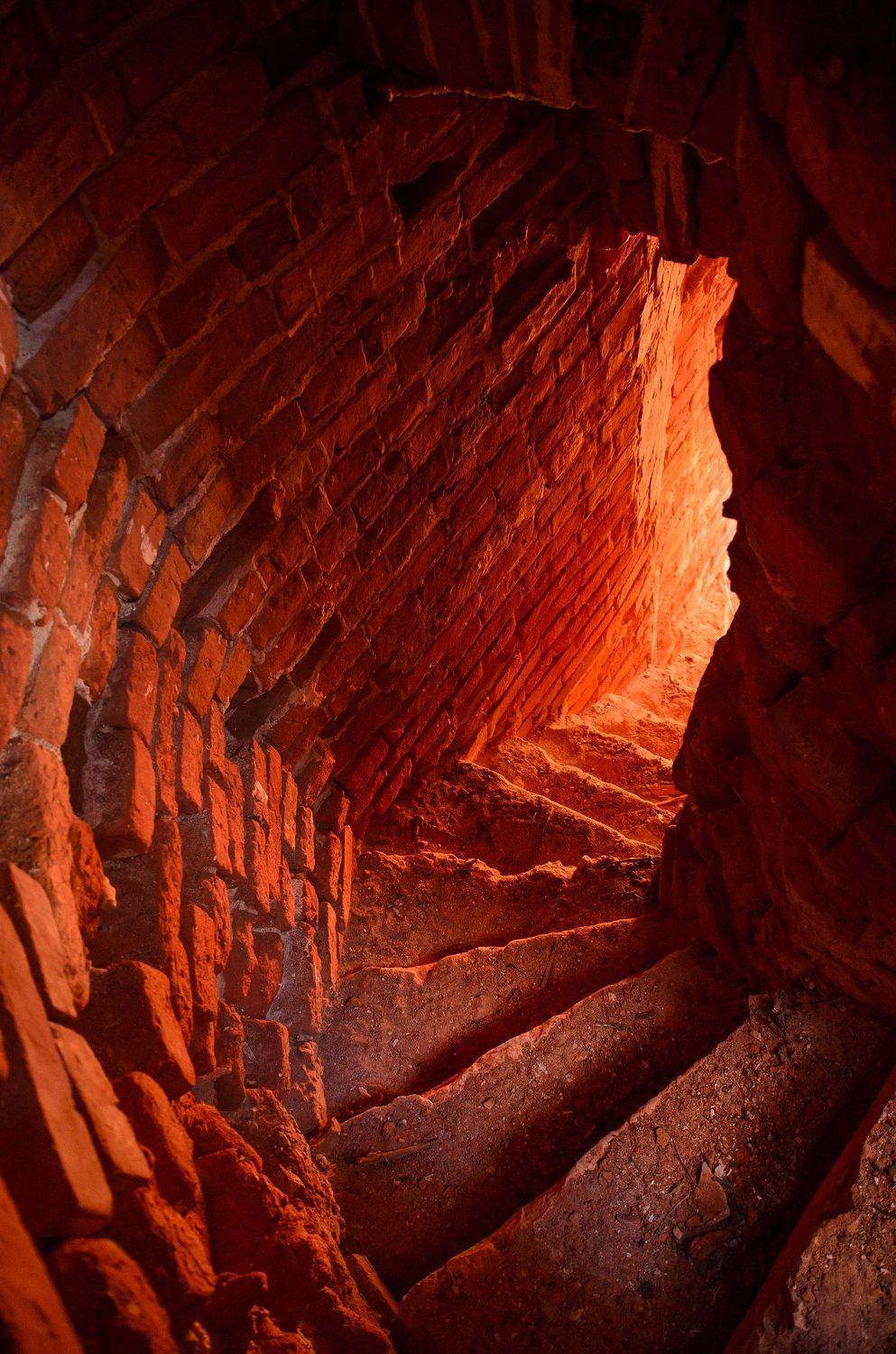 Алый, Заброшка, Кирпич, Лестница, Оранжевый, Преисподняя, Свет, Спуск, Стены, Ступени, Церковь, Ксения Соварцева