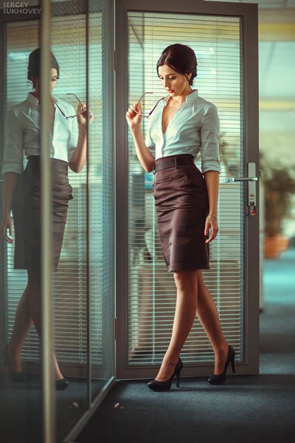 Business, Business style, Manager, Mirror, Office, Бизнес, Бизнесвумен, Деловая одежда, Деловая униформа, Деловой дресскод, Деловой стиль, Деловой стиль одежды, Жалюзи, Жалюзи в офисе, Задумчивая девушка, Зеркало, Менеджер, Одежда для бизнеса, Отражение, , Сергей Суховей