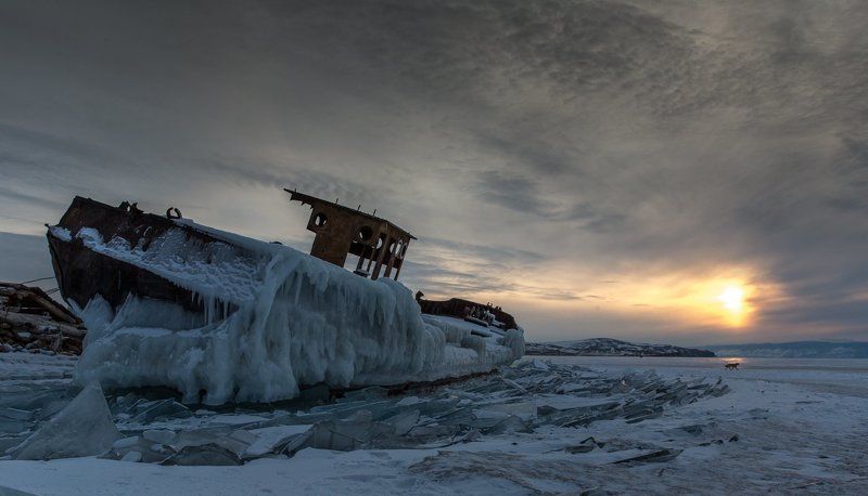 зимний байкал,ольон, обледенение,закат,лед,хужир,корабль,забвение,узник Узник фото превью