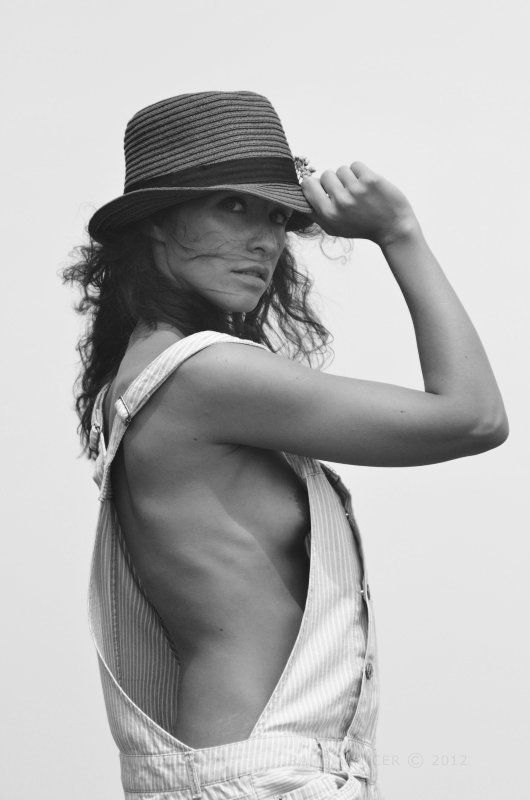 портрет, чб, девушка, порыв, ключевые слова * * * фото превью