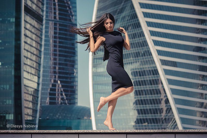 girl, city, beauty, summer, beautiful, dance, fashion, woman, body, female, style, walk, model, sexy, young, long hair, black dress, skyscrapers, maiden, perfect, business, awesome, one person, levitate, slim, slender, business woman, full length, easines Walk along the edge фото превью