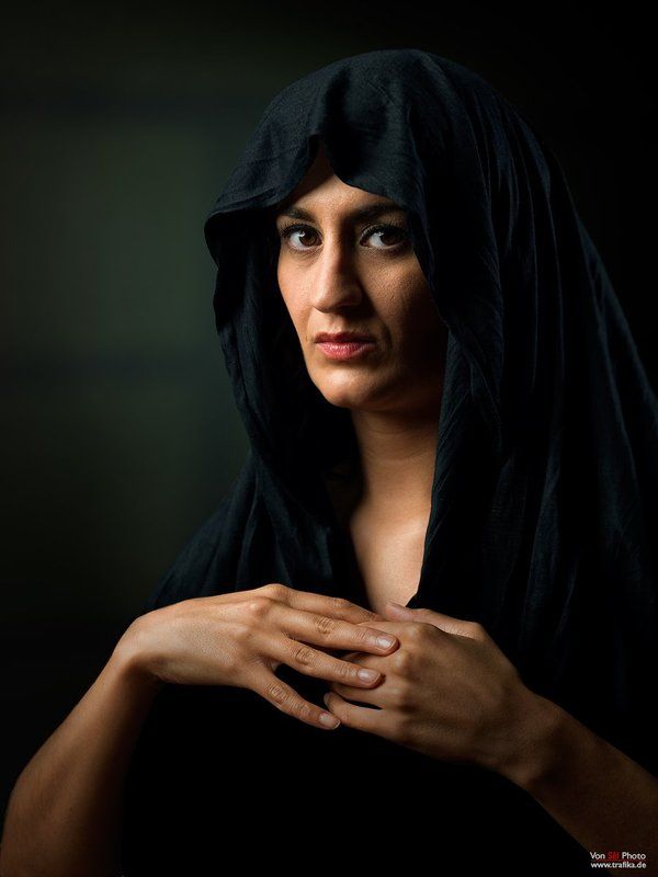 hands, look, eyes, philosophy, emotion, atmosphere, black, lips, portrait, woman Philosophy Skeptikismós фото превью