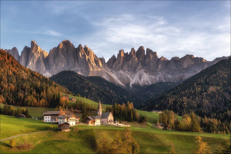 доломитовые альпы,scenery peak,италия,village,осень,mountain,деревня,церквушка,odle,santa lucia,тени,alps,лиственница,dolomites,свет,selva cadore,church Silenzio фото превью