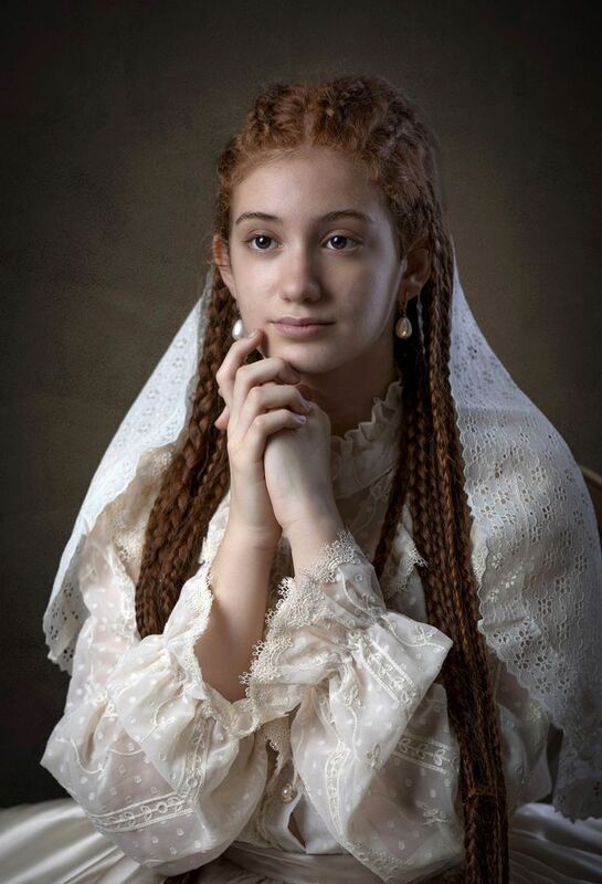 Девушка, жемчужные сережки, косички, руки Девушка с жемчужными сережками фото превью