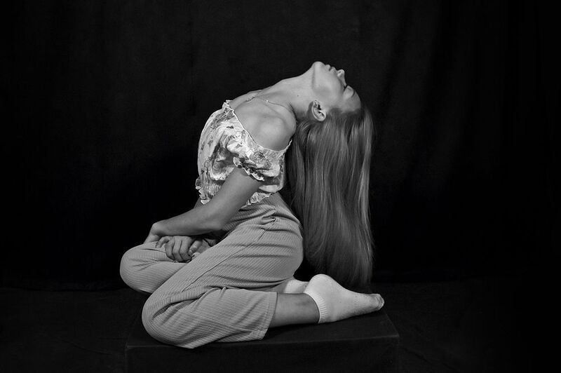 девушка, портрет, волосы, взгляд, чб, апатиты Доверие миру. 2025 фото превью