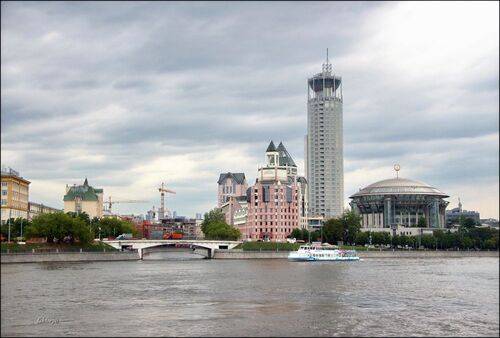 по Москве реке..