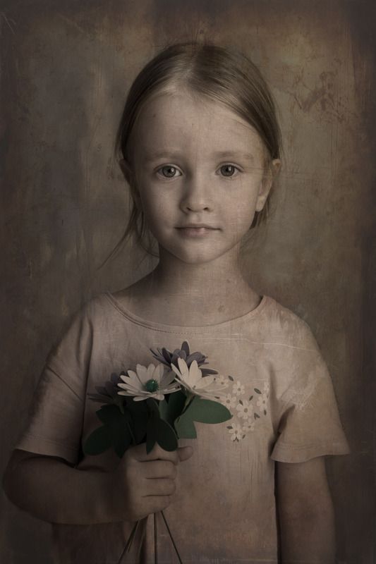 детский портрет Девочка с цветком фото превью