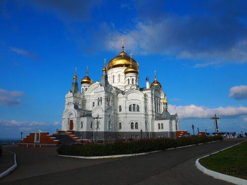 Собор Воздвижения Креста Господня на закате.
