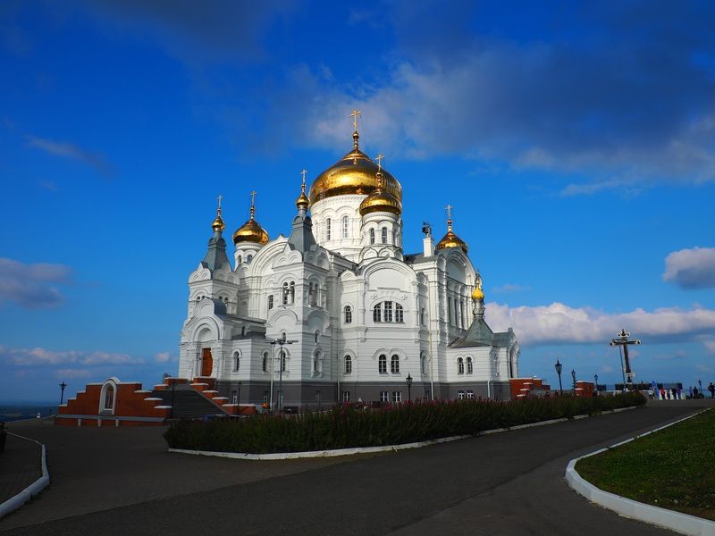 белая гора Собор Воздвижения Креста Господня на закате. фото превью