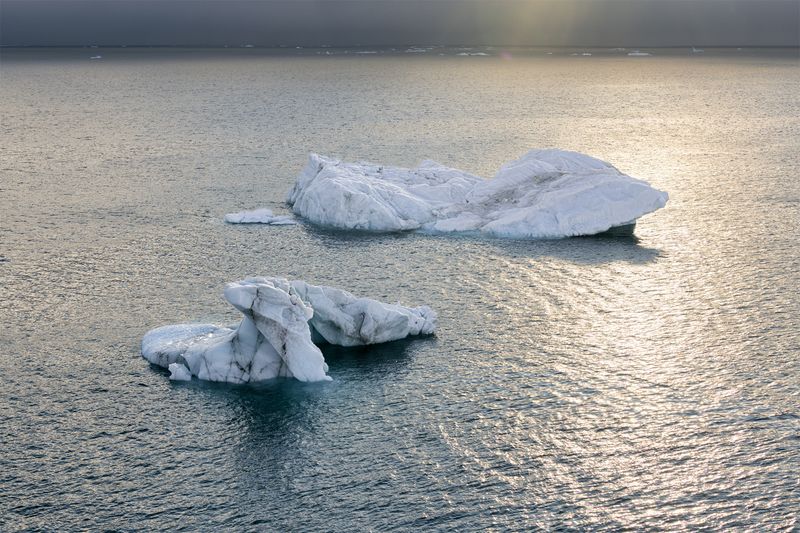 Два айсберга и штормовое небо. Северный Ледовитый океан фото превью