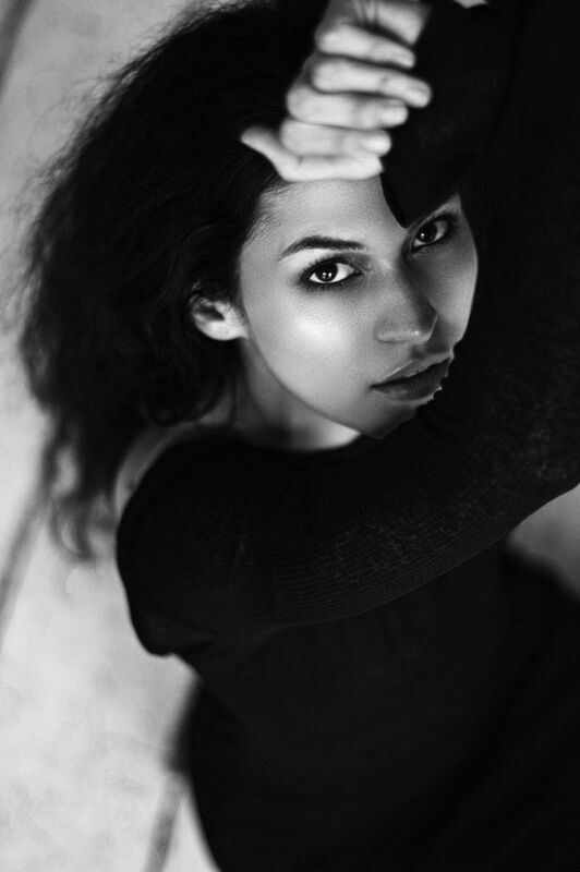 женский портрет в студии  фото превью