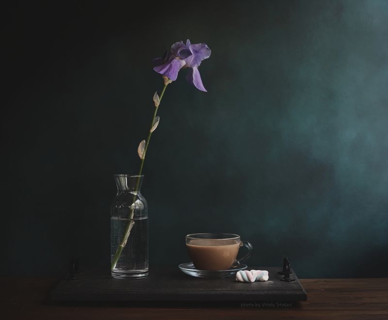 Ирис и чашка кофе фото превью
