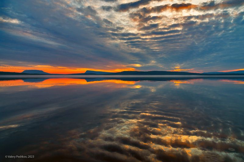 курейское водохранилище, курейка, путорана, светлогорск, ночь, полярный день,  вода, отражения, облака, солнце Фактурная ночь полярного дня фото превью