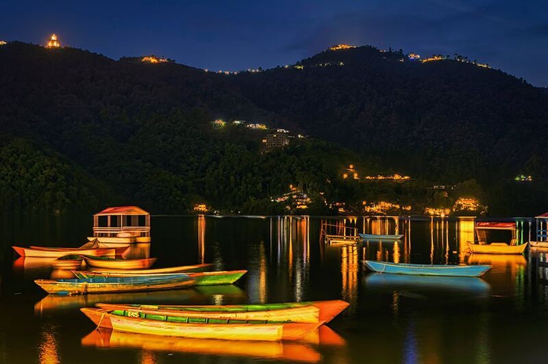 Лодки на озере Фева на закате фото превью