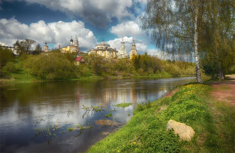 церкви колокольни река деревья одуванчики Храмы над рекой фото превью