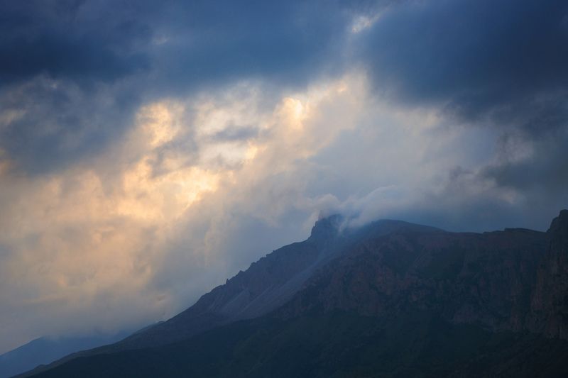 горы склон скала облако закат вечер дело к ночной грозе... фото превью