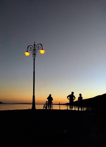 Силуэты у воды