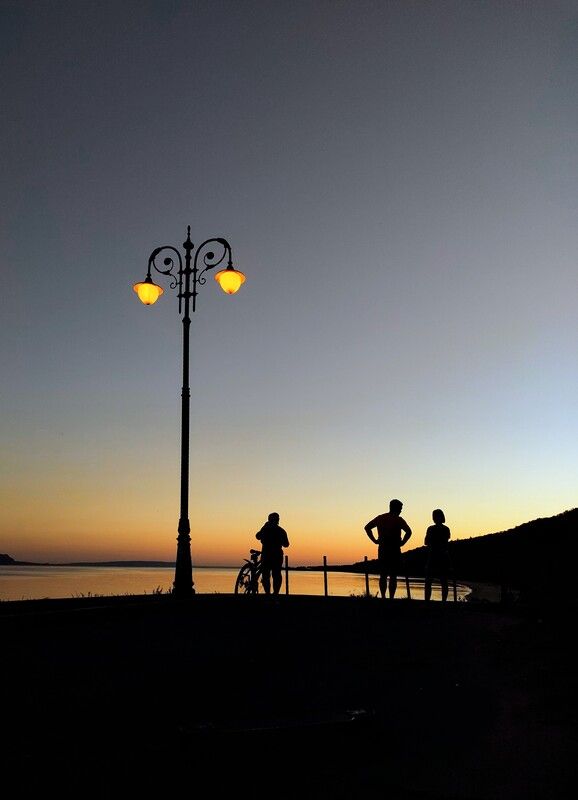силуэт, закат, вечер, море, фонарь, люди, контраст, берег, ожидание, пейзаж Силуэты у воды фото превью