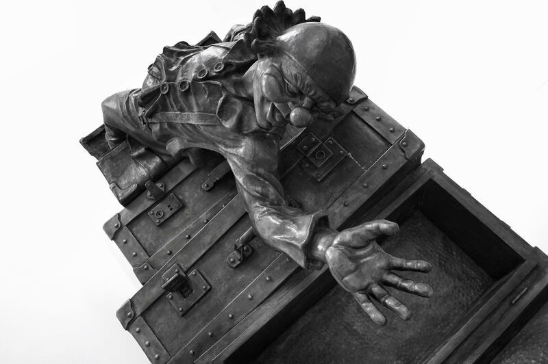 клоуны, чемодан, миры, жизнь Из одного в другой фото превью