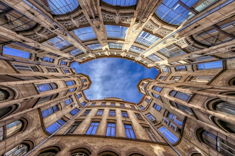 город архитектура дом двор колодец старина Дом городских учрежденй фото превью