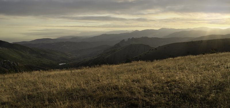 Россия, Крым, Судак, Междуречье, хребет Орта-Сырт, озеро Закатный вид с хребта Орта-Сырт фото превью