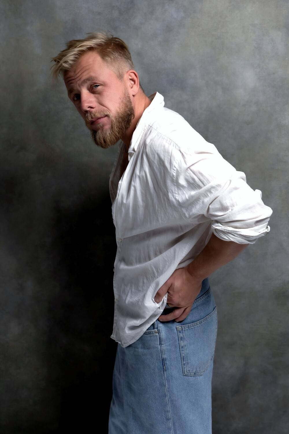 молодой мужчина, портрет, студия, джинсы, белая рубашка, Герцен Наталья