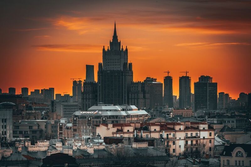 Красочный закат в Москве фото превью