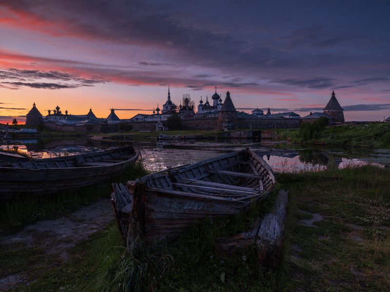 Между закатом и восходом фото превью