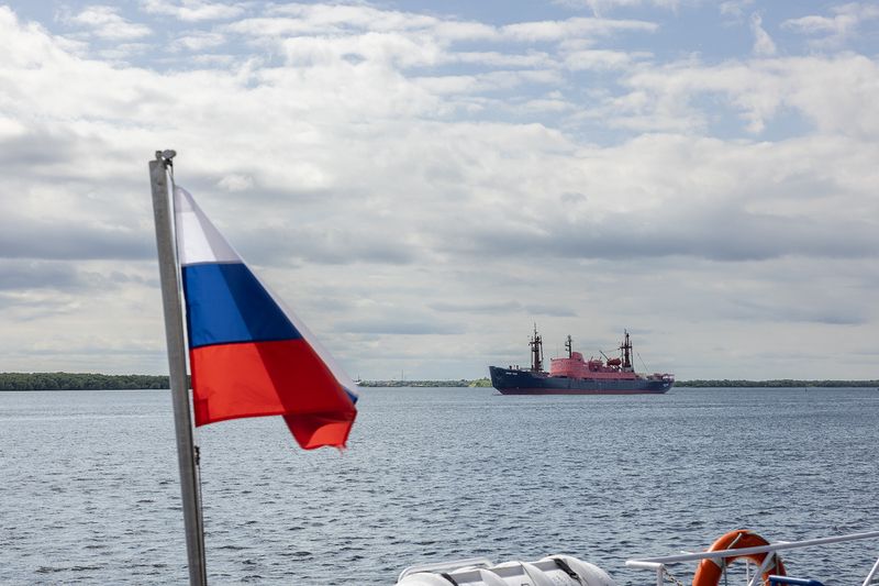 Михаил Сомов у берегов Архангельска фото превью