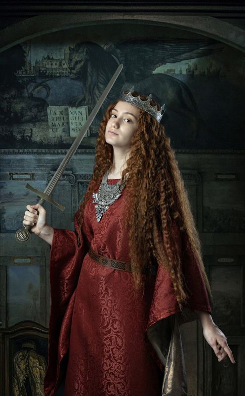 Дева, меч, книга, платье, пояс, корона, рыжие волосы Дева с мечом фото превью