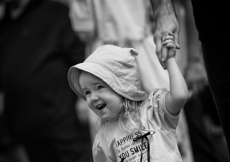 чб фото, дети, уличный детский портрет, девочка, дети и и город  фото превью