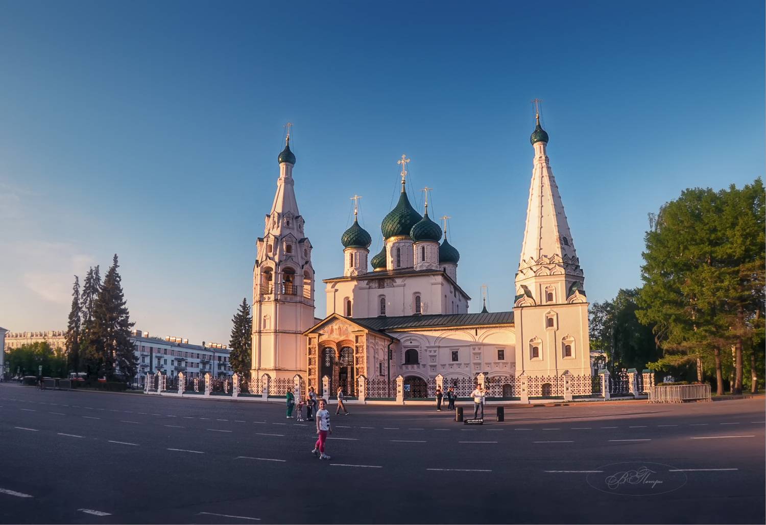 церковь колокольня площадь люди, Вера Петри
