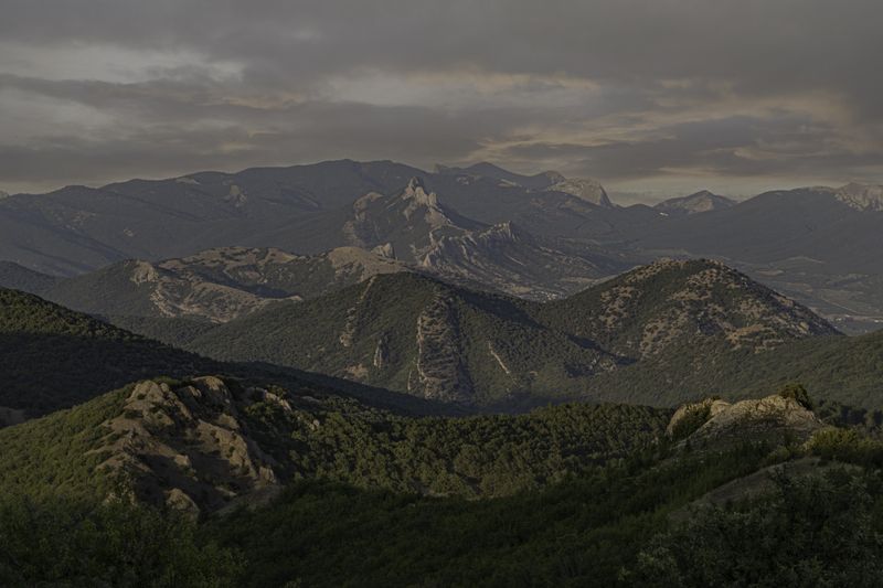 Россия, Крым, Судак, Междуречье, хребет Орта-Сырт, Судакский хребет Таракташ Вид на Судакский хребет Таракташ фото превью