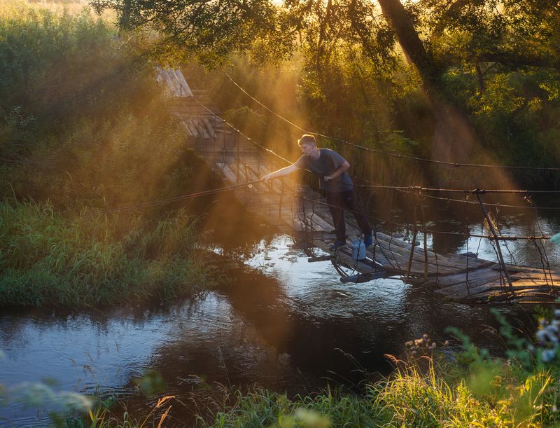 река, лето ,туман , рыбак  фото превью
