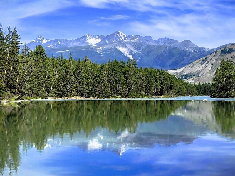 Горы в отражении фото превью