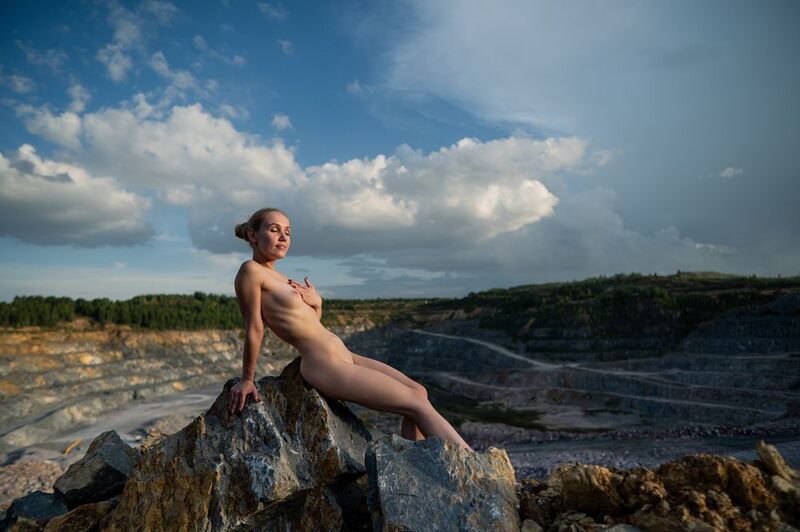 ню фотография, обнажённая женщина, художественное ню, женщина на природе, ню в пейзаже, ню на закате, карьер и тело, чувственная фотография, искусство ню ню-фотография на фоне карьера — обнажённая женщина в природе при закате солнца фото превью
