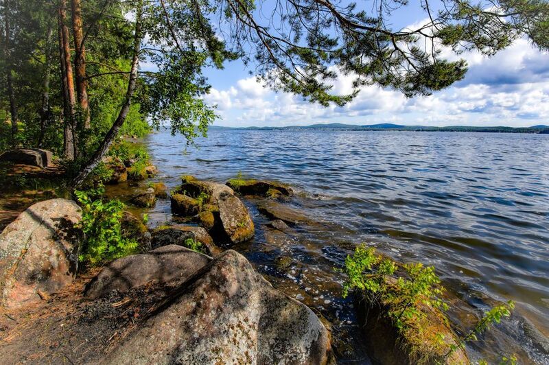 Берег озера фото превью