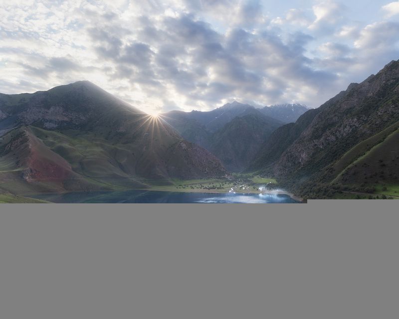 Первые лучи солнца освещают долину, в юртах топят печи и дым стелется над озером, табун лошадей возвращается домой.... впереди новый день! фото превью