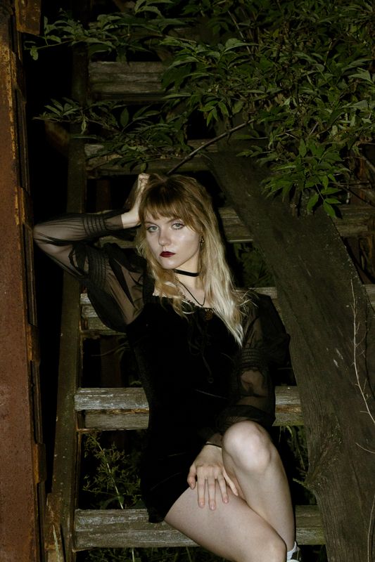 portrait,girl,beautiful,summer,fashions,девушка,портрет,лето,август,august,gothic,dark,night,rust Night walks on an abandoned farm фото превью