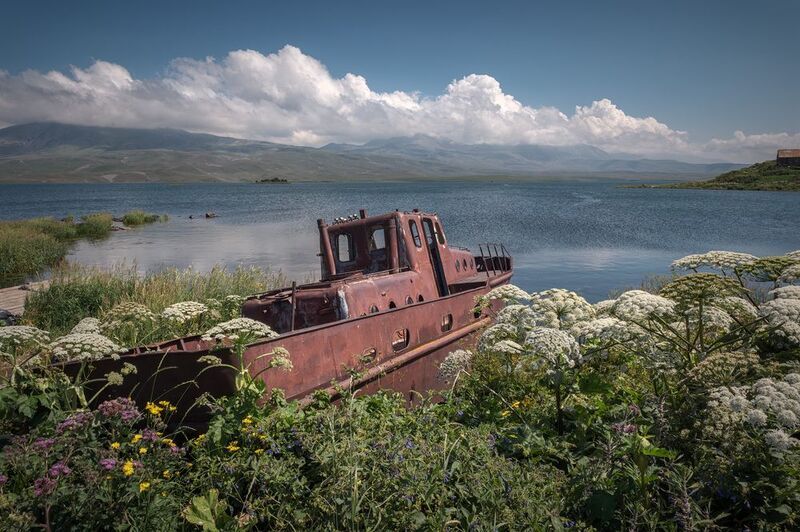 boat, tabatskuri, lake, flowers, day, summer, water, mountains, clouds, landscape, scenery, travel, outdoors, caucasus, sakartvelo, georgia, chizh, ტაბაწყური Old Rusty Boat In Tabatskuri фото превью