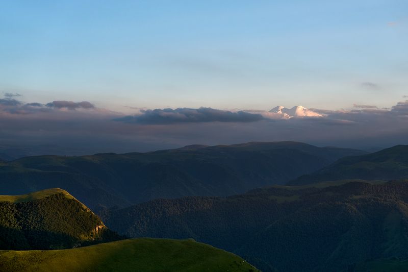 горы, пейзаж, эльбрус Сквозь облака фото превью