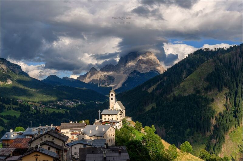 доломитовые альпы,италия,village,лето,mountain,деревня,церквушка,monte pelmo,santa lucia,тени,alps,лиственница,dolomites,свет,selva cadore,church Тени,свет,и облака фото превью