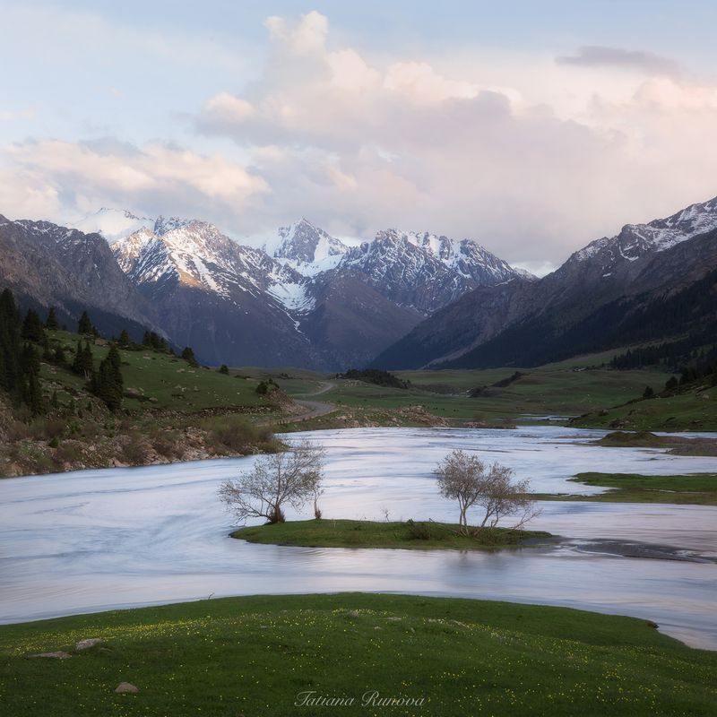 Нежный закат в долине Кыргызстана фото превью