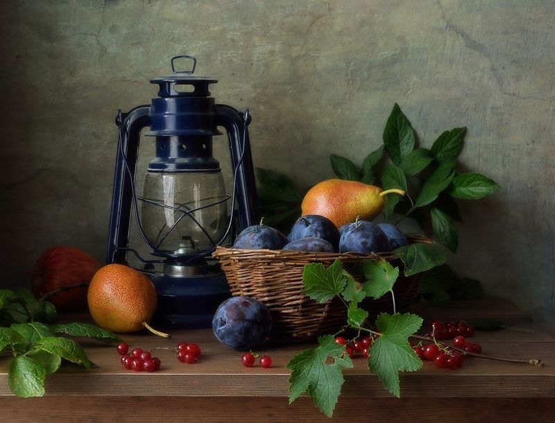 натюрморт,сливы,груши,фрукты,ягоды,смородина,корзинка,лампа со сливами... фото превью