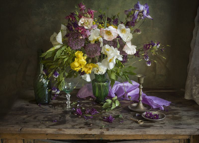 цветы, букет, весна,ирисы, маки, бокал, шампанское Букет весенних цветов фото превью