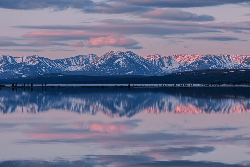 Озеро_Момонтай пейзажи_Колымы Магаданская_область июньский_лёд рассвет утро белые_ночи отражения хребет_Черге Хребет Черге на рассвете фото превью