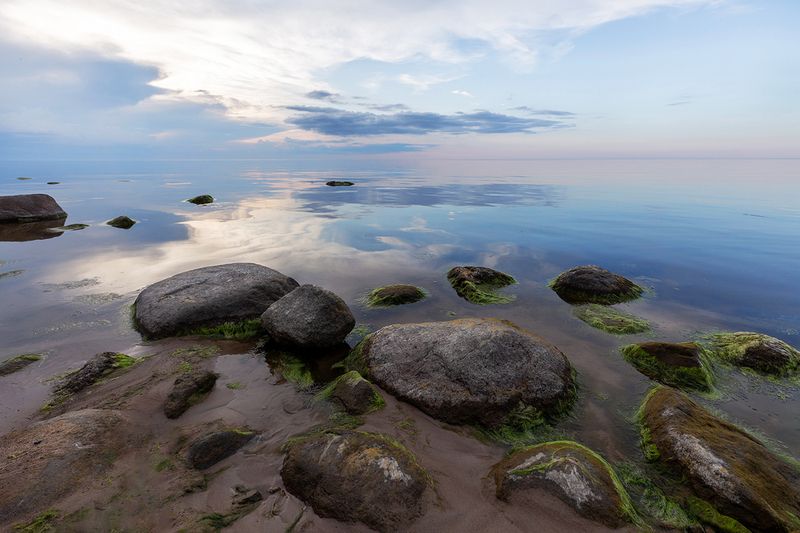 балтика нарвский залив камни море закат вечер релакс Смотрящие в море фото превью