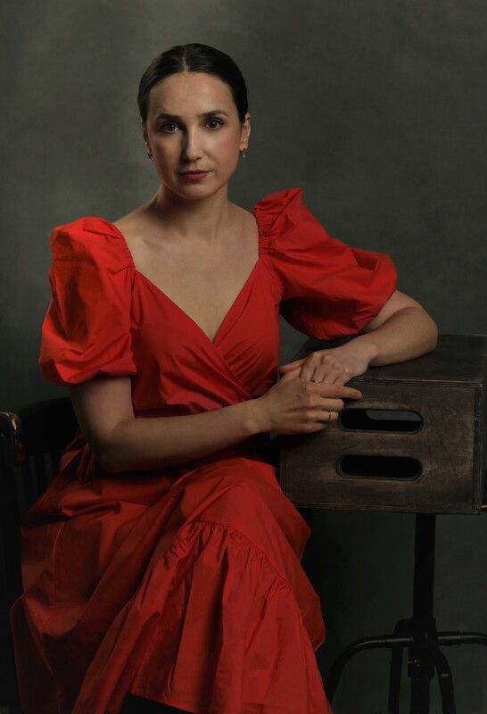 женщина, красное платье, портрет, брюнетка, студия Оксана. Портрет фото превью